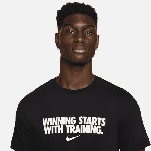 Fekete Nike M NK DF TEE WINNING póló közelről, 'WINNING STARTS WITH TRAINING.' felirattal és Nike logóval, férfi modellen. 