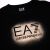 Közeli felvétel az EA7 TRAIN VISIBILITY W REGULAR TEE SS fekete pólóról, részletes Emporio Armani logóval és EA7 márkajelzéssel a nyakkivágáson