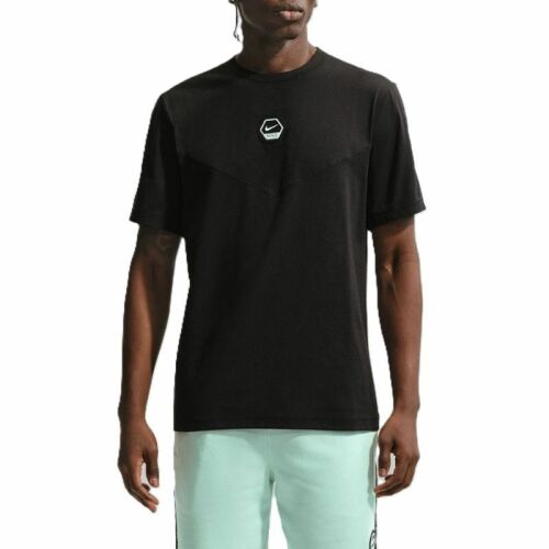 Elölnézet egy férfi modellen, aki fekete Nike M NSW CS DF TEE pólót visel, chevron panellel és kis Nike logóval, világoskék rövidnadrággal. 