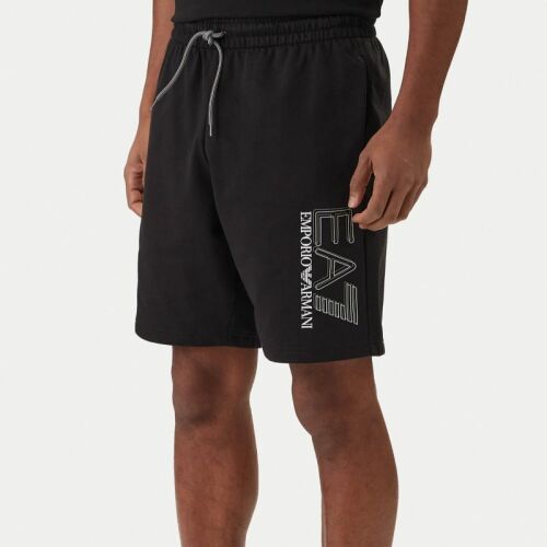 EA7 TRAIN VISIBILITY M SHORTS COFT fekete férfi pamut rövidnadrág fehér EA7 Emporio Armani logóval a bal combon, modellen viselve 