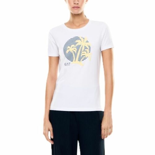 EA7 TRAIN COSTA SMERALDA W GRAPHIC TEE, fehér pamut póló nőknek kerek nyakkivágással, rövid ujjakkal és sárga pálmafa mintával, kék csíkos háttérrel és EA7 logóval az elején, modellen viselve 