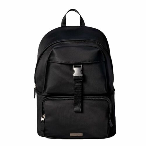 Fekete Calvin Klein CLEAN ROUND BACKPACK hátizsák elölnézete ezüst csattal és elülső cipzáras zsebbel, fehér háttérrel - Hátizsák