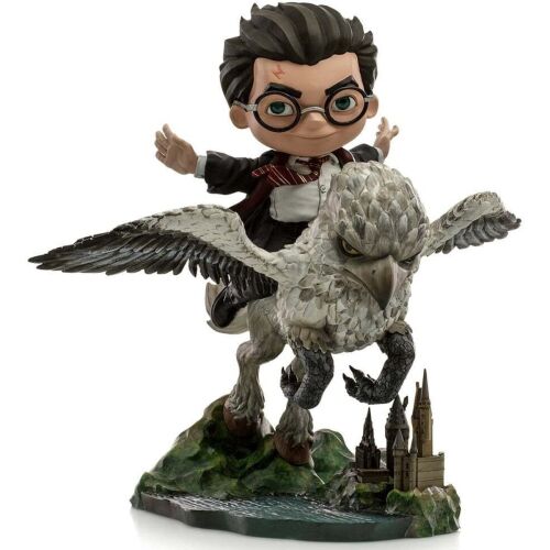 Iron Studios MiniCo Illusion Harry Potter és Buckbeak figura repülve Roxfort felett, döntött nézet 