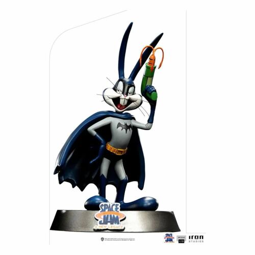 Batman Bugs Bunny Space Jam A New Legacy 1:10 Art Scale szobor az Iron Studios-tól, amely Bugs Bunny-t Batman jelmezben ábrázolja, kezében répa szigonypuskával, fehér háttérrel - Játék