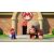 Donkey Kong egy zsák Mini-Mario játékkal, Mario mellett áll egy 'M' logós épület előtt, a Nintendo Switch Mario vs. Donkey Kong játékból