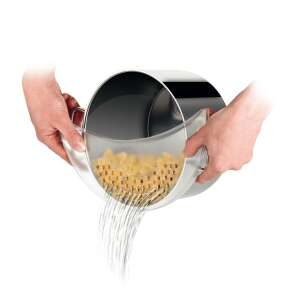 Tescoma PRESTO Universal Strainer in use, straining pasta - Presto