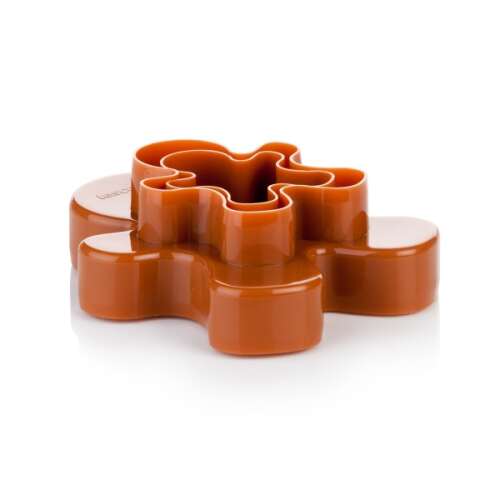 DELÍCIA gingerbread man cookie cutters, set of 4 sizes, brown plastic, angled view
