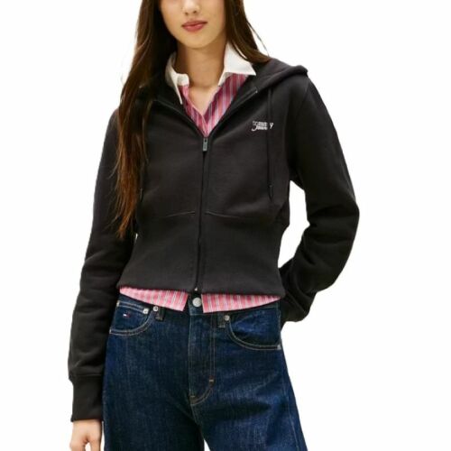 Tommy Hilfiger TJW REG SILVER SCRIPT ZIP THRU női fekete cipzáras kapucnis pulóver ezüst színű feliratos logóval, modellen, kockás inggel és farmerrel viselve, mindennapi alkalmi viseletre - Divat és öltözködés