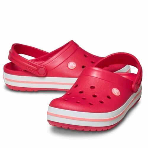 Pár piros Crocs Crocband papucs fehér és rózsaszín csíkokkal, bemutatva a kényelmes női kialakítást - Női papucs