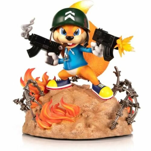 First4Figures katona Conker gyanta szobor, rendkívül részletes gyűjthető Conker figura a videójáték sorozatból, katonai ruházatban, két géppisztolyt tartva lángok és szögesdrót között egy szikla alapon - Játék