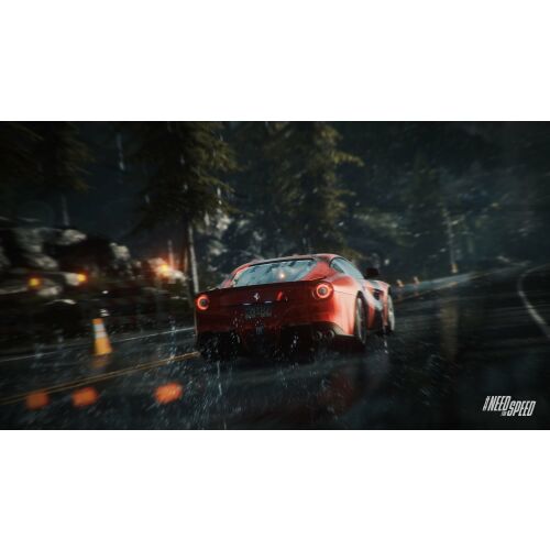 Egy piros sportautó, valószínűleg a Need for Speed: Rivals-ból, nedves úton halad erdőn keresztül alkonyatkor, a mozgás elmosódása nagy sebességre utal. - Konzol játék