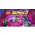 Játékon belüli képernyőkép a LEGO Batman 3: Beyond Gotham-ból, amelyen Lego Batman szürkés ruhában és Zöld Lámpás harcol egy idegen ellenséggel egy élénk lila ű;rben