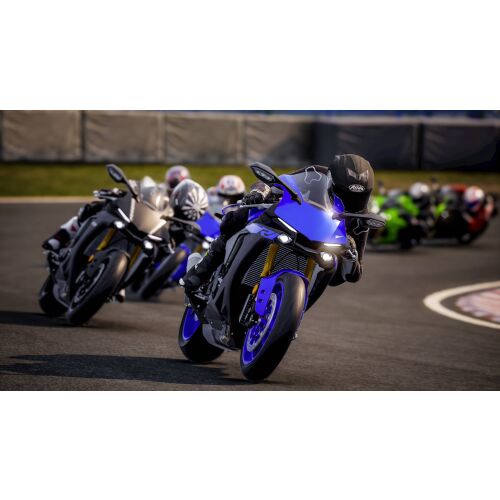 Közelkép egy kék Yamaha motorról, ami más motorokkal versenyez egy pályán a RIDE 4-ben 