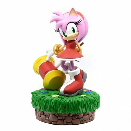 First4Figures Sonic the Hedgehog Amy Rose műgyanta szobor, részletes gyűjthető figura zöld fű alapzaton, Piko Piko kalapácsával pózolva. - Mesehős figura