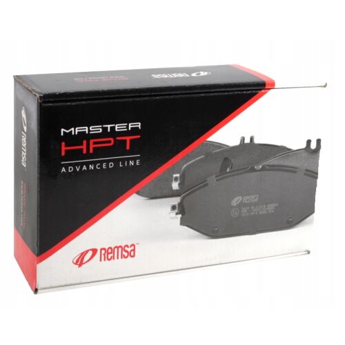 Ferdeszögű nézet egy Remsa MASTER HPT ADVANCED LINE fékbetét dobozról, bemutatva a csomagolás designját és márkajelzését a nagy teljesítményű autóipari fékalkatrészekhez. A tényleges fékbetétek részben láthatók a dobozban. - Fékbetét