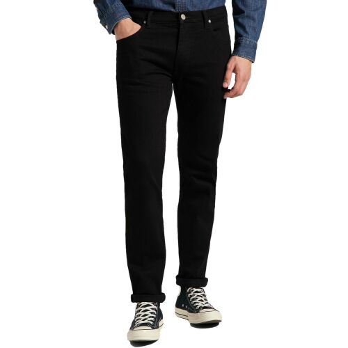 Lee Rider férfi slim fit farmer Clean Black színben, elölről nézve, modellen viselve felhajtott szegéllyel és sportcipővel, kiemelve a fazont és a színt - Férfi nadrág