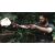 Max Payne, borostásan, pisztollyal lő torkolattűzzel egy dzsungelszerű környezetben a Max Payne 3-ban