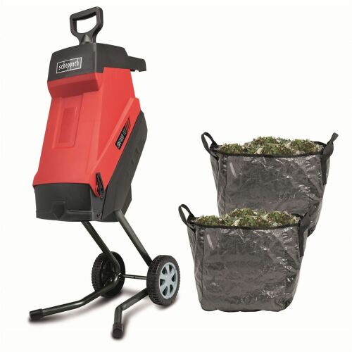 Scheppach GS 55 elektromos ágaprító 2400 W-os késes rendszerrel, piros és fekete színben, két szürke gyűjtőzsákkal tele aprított kerti hulladékkal, fehér háttér előtt - Kerti aprítógép
