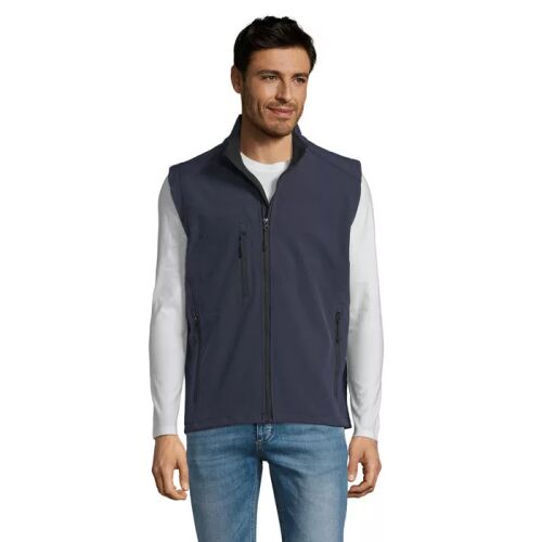 Elölnézet egy férfiról, aki sötétkék SOL'S RALLYE MEN softshell mellényt visel, bemutatva a teljes cipzáras záródását és elegáns kialakítását. 