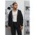 Férfi modell elölről/oldalról kicipzárazott fekete JELO UNISEX TELJES CIPZÁROS KAPUCNIS PULÓVERBEN, bemutatva a pulóver illeszkedését és az ezüst YKK cipzárt hétköznapi környezetben