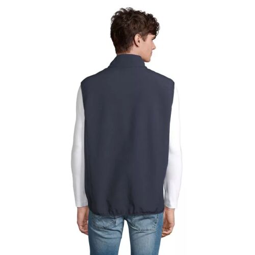 Hátulsó nézet a FALCON BW MEN BODYWARMER-ről sötétkék színben, fehér hosszú ujjú ingre és farmerre viselve. A mellény magas gallérral és ujjatlan. - Férfiaknak