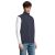 Oldalról nézve a FALCON BW MEN BODYWARMER sötétkék színben, fehér hosszú ujjú ingre és farmerre viselve. A softshell mellény teljes cipzárral és cipzáros zsebekkel rendelkezik.