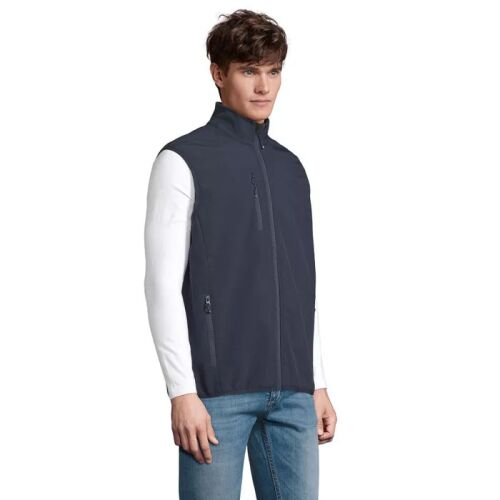 Oldalprofil egy férfiról, aki FALCON BW MEN sötétkék softshell mellényt visel, fehér hosszú ujjú inggel, cipzár részletekkel - Férfiaknak