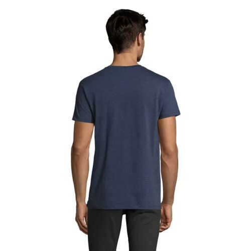 Hátulné nézet egy férról, aki sötétkék SOL'S IMPERIAL FIT férfi kerek nyakú pólót visel. A póló testhezálló és pamut dzsörzé anyagból készült. A modellnek sötét haja van és fehér háttér elõtt áll. - Férfi póló