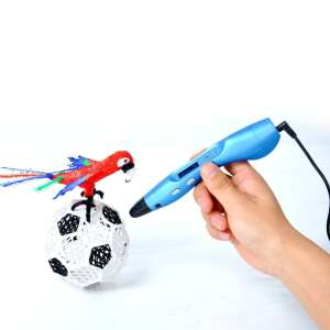 3D nyomtató toll kézben, mellette egy papagáj és egy focilabda, amiket a tollal készítettek - Toll & Ceruza