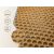Közelkép a MAX-MAT bézs EVA csomagtartó szőnyegről, amelyen a méhsejt cellákba rekedt szennyeződés és homok látható, kiemelve a szennyeződés felfogó tulajdonságot