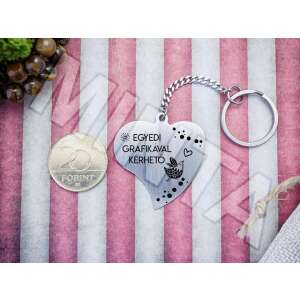 Személyre szabott szív kulcstartó madár mintával, 'EGYEDI GRAFIKÁVAL KÉRHETO' felirattal gravírozva - Ajándék kulcstartó