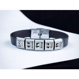 MoMents személyre szabható gravírozott karkötő fekete gumiszíjjal és rozsdamentes acél medálokkal, melyek neveket, születési dátumokat és lábnyomokat tartalmaznak. - Férfi ékszer