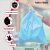 Kotarbau 60L kék húzózsinóros szemeteszsák kézben tartva, infografikákkal, amelyek az LDPE anyagot, a nagy szakítószilárdságot, a szagsemlegesítést és a szivárgásmentességet (DICHTHEIT) mutatják be