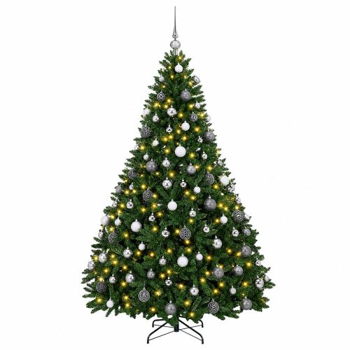 vidaXL 240 cm-es műfenyő közepes zöld ágakkal, előre világítva meleg fehér LED fényekkel és ezüst-fehér gömbökkel díszítve, fehér alapon - Dekoráció