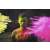 Mann mit Holi-Pulver bedeckt, mit gelben und rosa Pulverwolken im Hintergrund