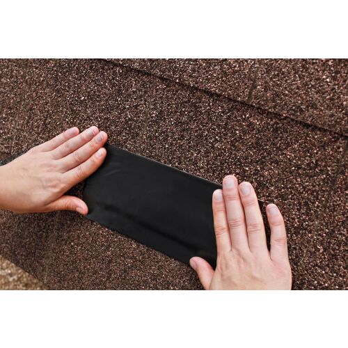 Nakładanie taśmy uszczelniającej i naprawczej Gorilla Waterproof Patch & Seal na dach