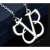 Black Veil Brides ezüst nyaklánc a zenekar logójával ellátott medállal kék háttér előtt