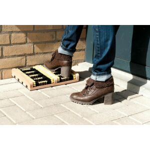 Femeie curățând pantofi pe peria de curățat pantofi Fa din lemn - Covorașe intrare