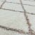 Az Alvor krémszínű, geometrikus szőnyeg mintázatának részlete