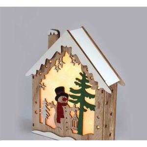 Pohľad z uhla na drevenú vianočnú dekoráciu domček s LED svetlom a snehuliakom - Iris