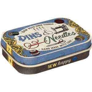 Retro plechová krabička Pins and Needles na šijacie potreby, s vintage dizajnom, šijacími nástrojmi a textom 'Sew your own things - Pins & Needles - Hand made with love - Sew happy' - Potraviny & Nápoje