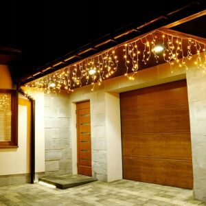 Lumina decorativă Springos cu LED-uri alb cald, tip țurțuri, decorând o casă - Crăciun