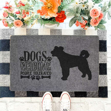&quot;Dogs Welcome&quot; Pumi szöveges lábtörlő szürke háttérrel (60 x 40 x...