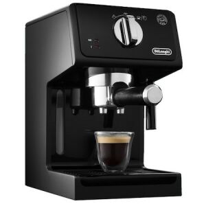 Изглед под ъгъл на еспресо машина DeLonghi ECP31.21.BK, приготвяща кафе - Кафемашина с лост за натискане