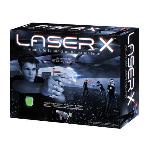 Pakiranje seta za laserski tag Laser-X, s mladim muškarcem koji drži blaster