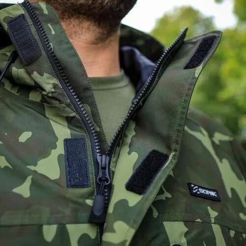 Sonik Lightweight Camo kabát, a cipzár és a gallér közeli képe