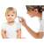 Beper 40.102 digitales Ohrthermometer wird an einem Baby verwendet