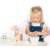 Gyermek játszik a Label Label rózsaszín fa játék robotgéppel
