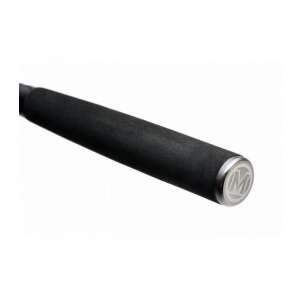 A Mivardi Nuclear Carp 360 horgászbot markolatának közeli képe a Mivardi logóval - Mivardi