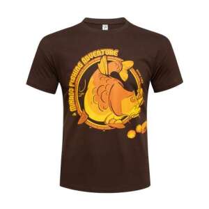 Mikado Fishing Adventure Carp póló férfiaknak, barna színű, sárga ponty mintával - Póló